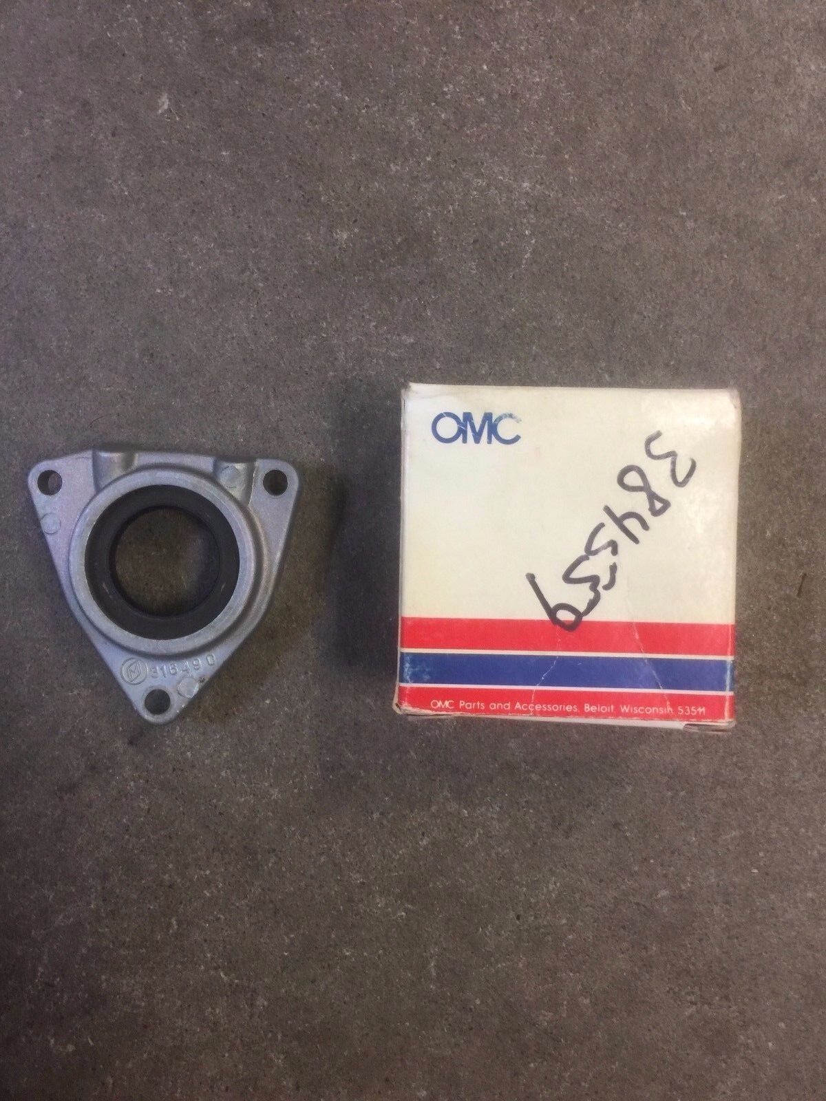 New 0384559, 384559 OEM OMC, Johnson, Evinrude Motor Retainer & Seal Assembly